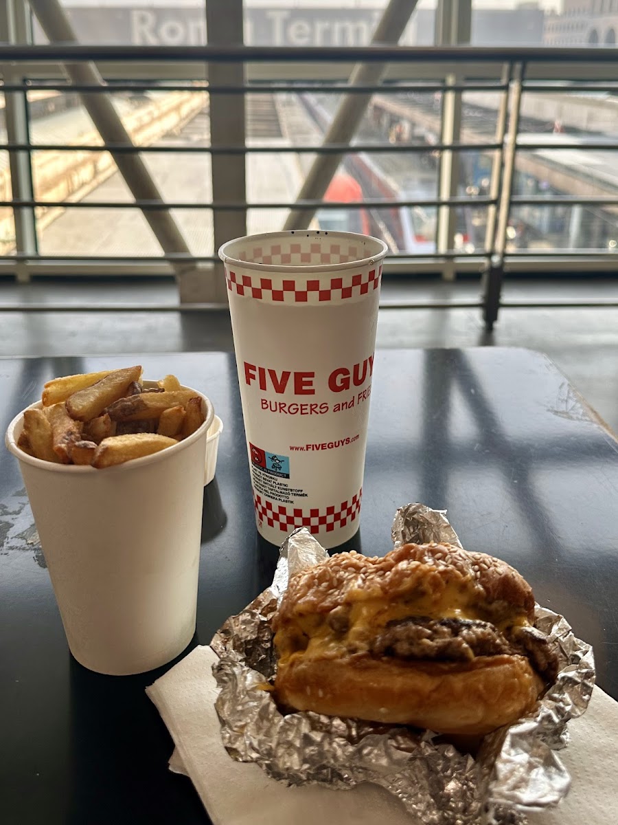 Five Guys Rome Termini Photo 3