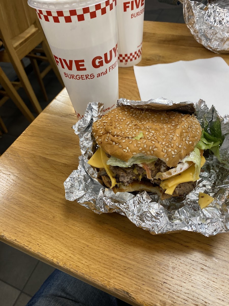 Five Guys Rome Termini Photo 4
