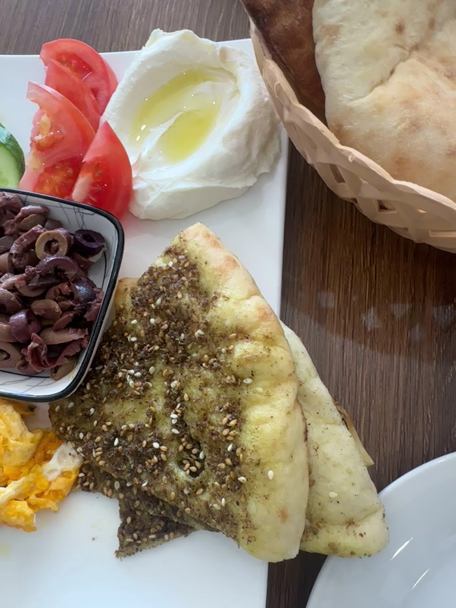 Manoush w Saj Photo 4