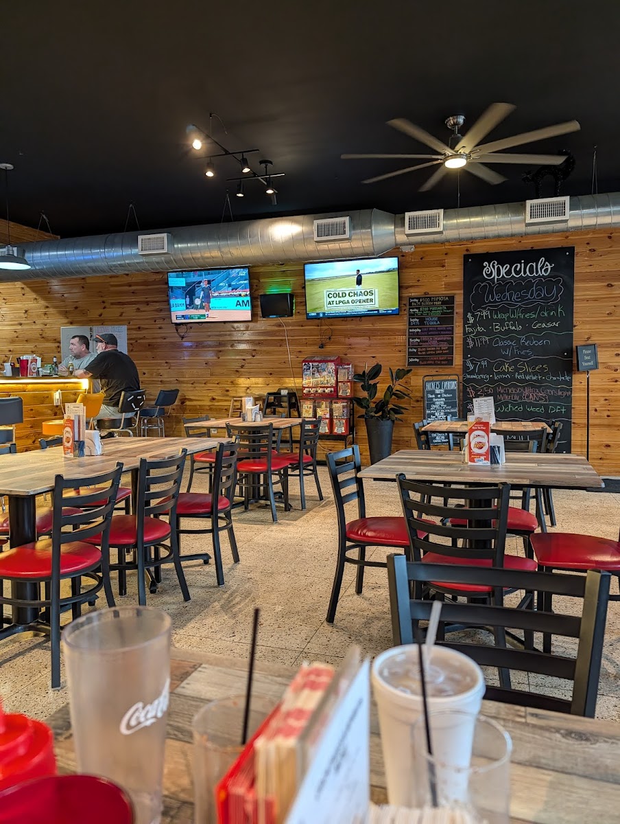 Buckets Tavern Photo 7
