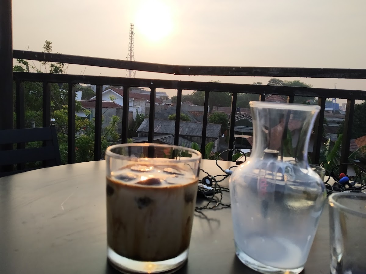 Kedai Es Kopi KONGBONG, Tjiledoeg Photo 8