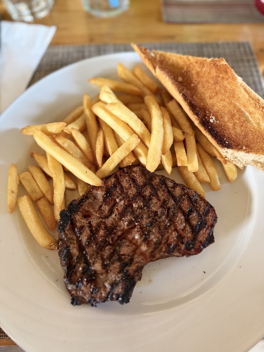 Restaurant Farmer's Steakhouse Photo 4