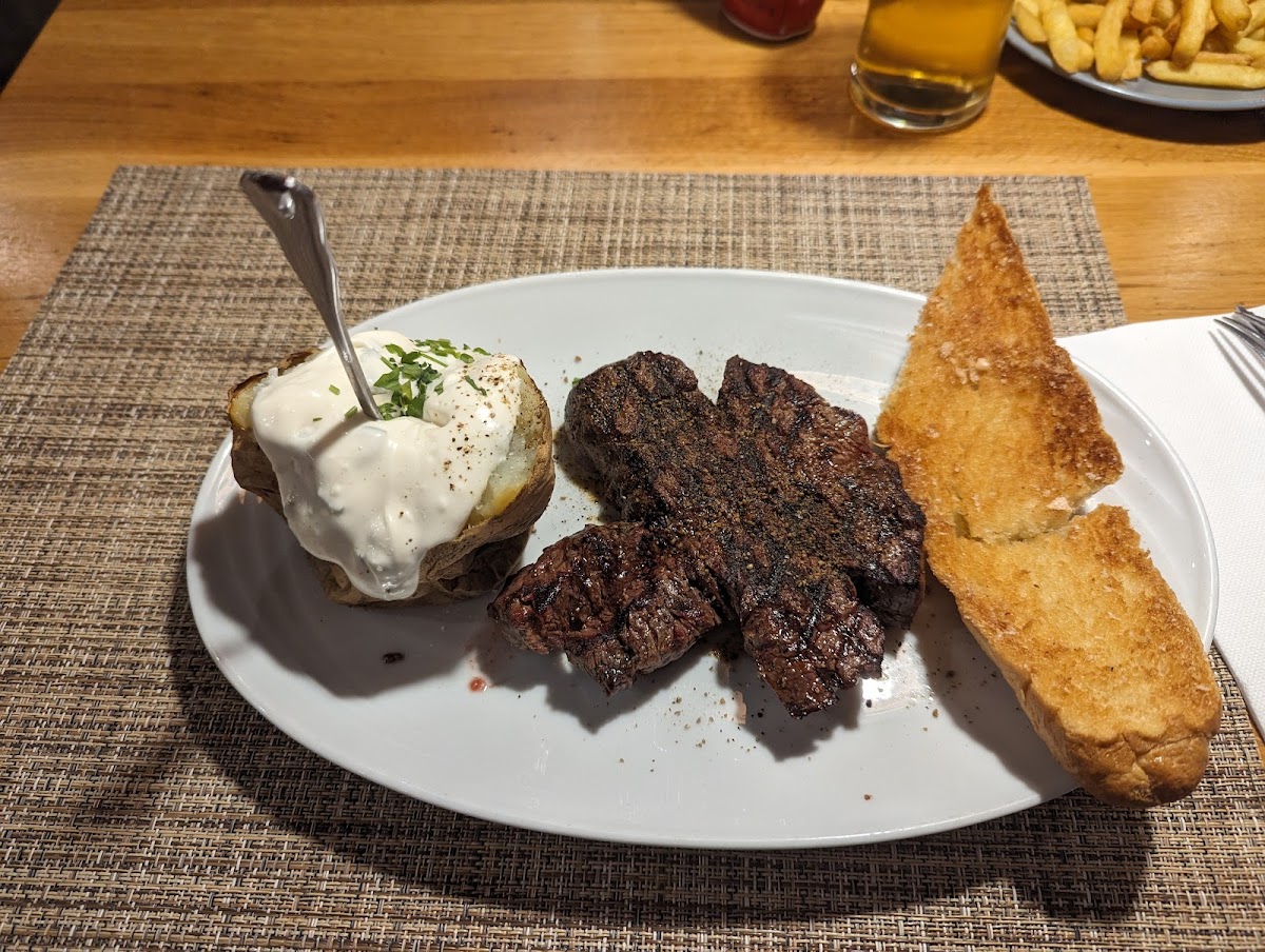 Restaurant Farmer's Steakhouse Photo 6