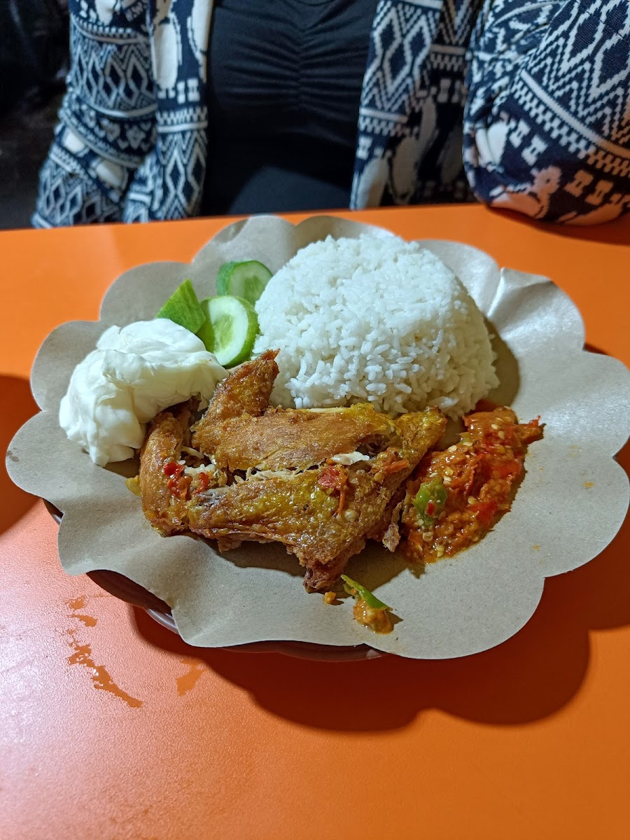AYAM GEPREK JL H.MENCONG Photo 3