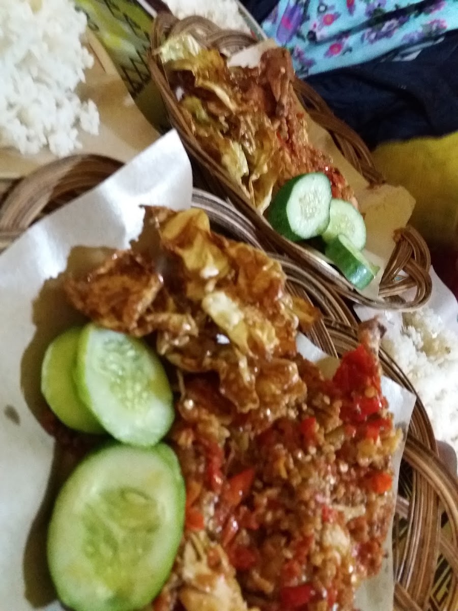 AYAM GEPREK JL H.MENCONG Photo 8