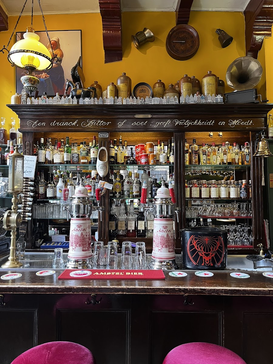 Louis Bar Photo 4