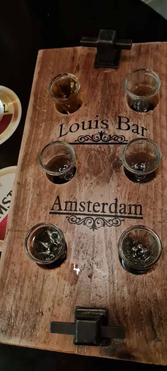 Louis Bar Photo 7