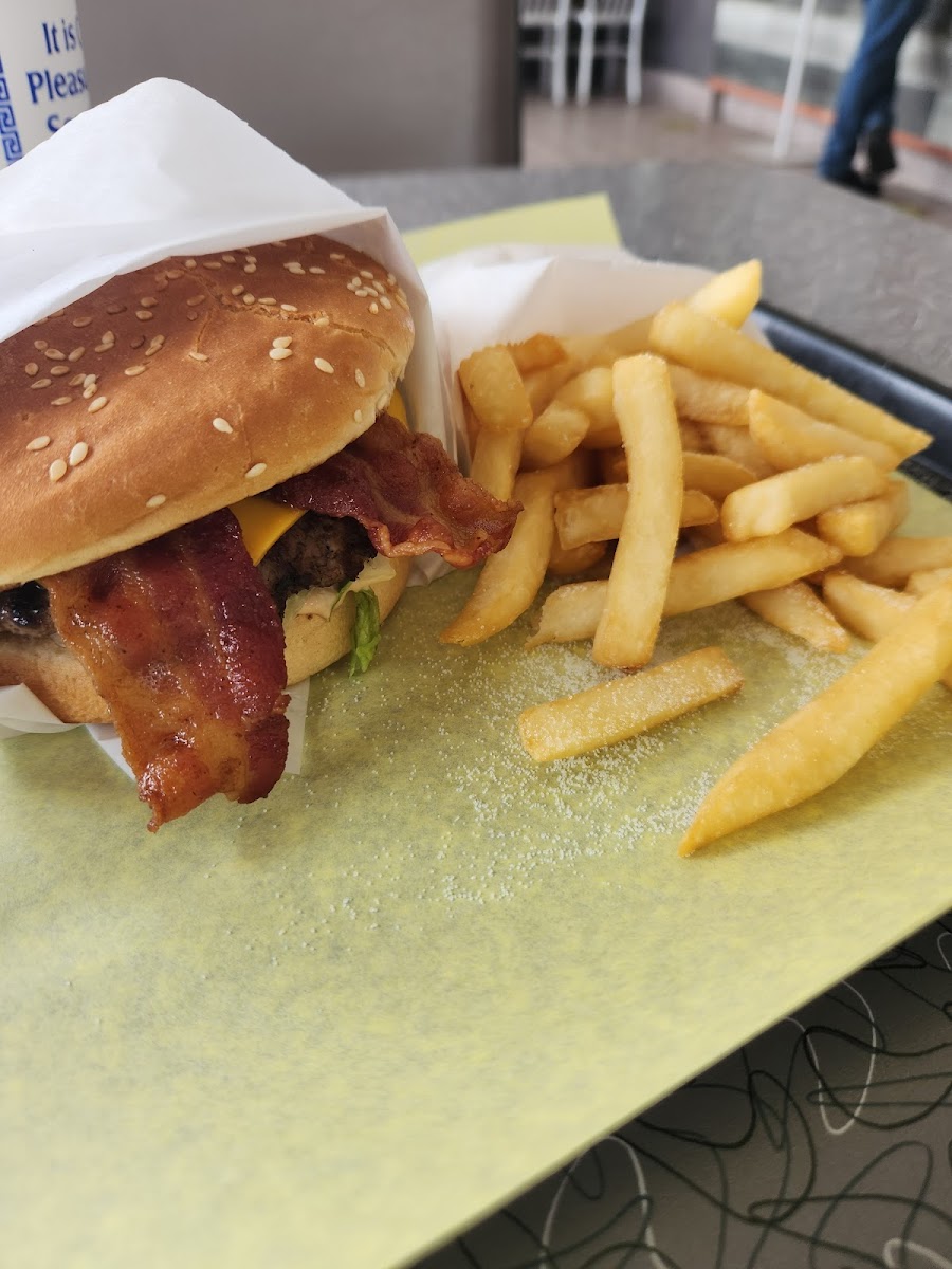 Dino's Burgers Photo 9