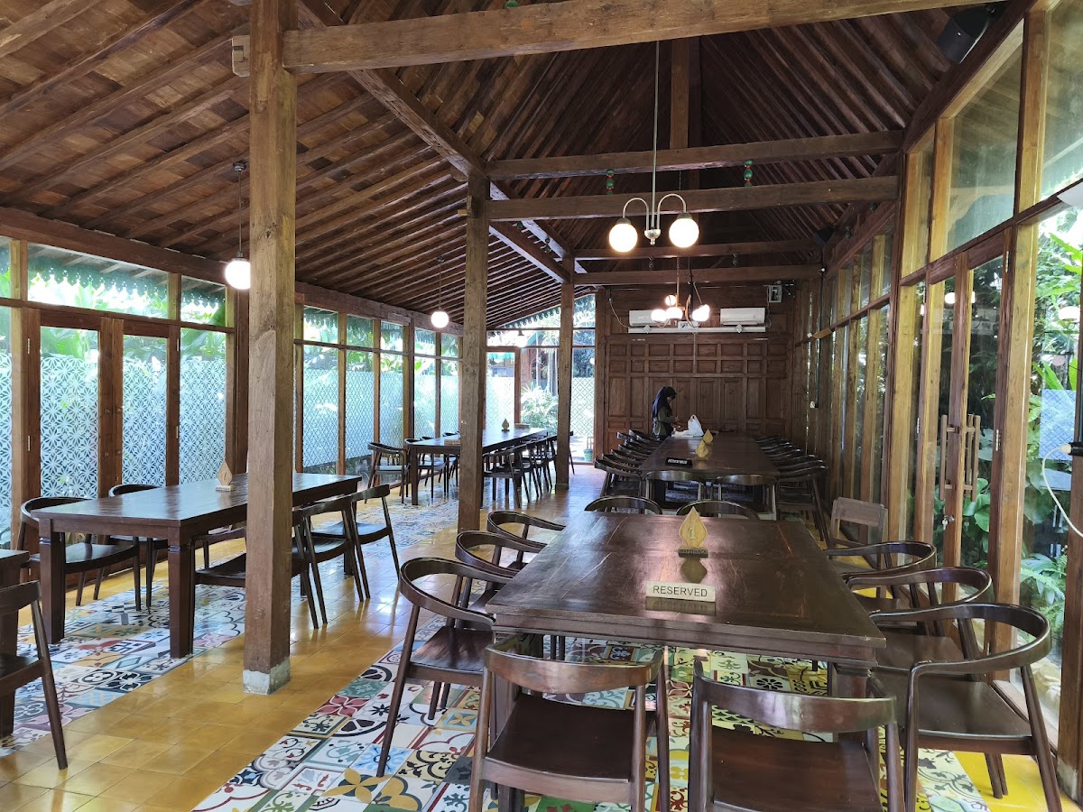 Kandang Ingkung Lawasan Semarang Resto & Kopi Jogja