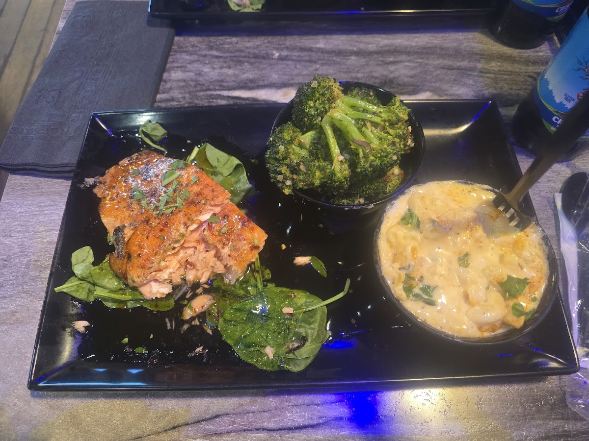 Fin & Feathers Restaurants Photo 4