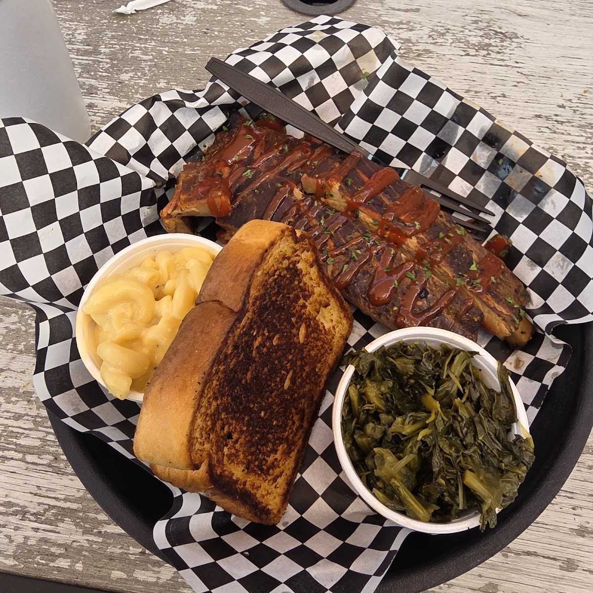 Outlaws Bar B Q Photo 3