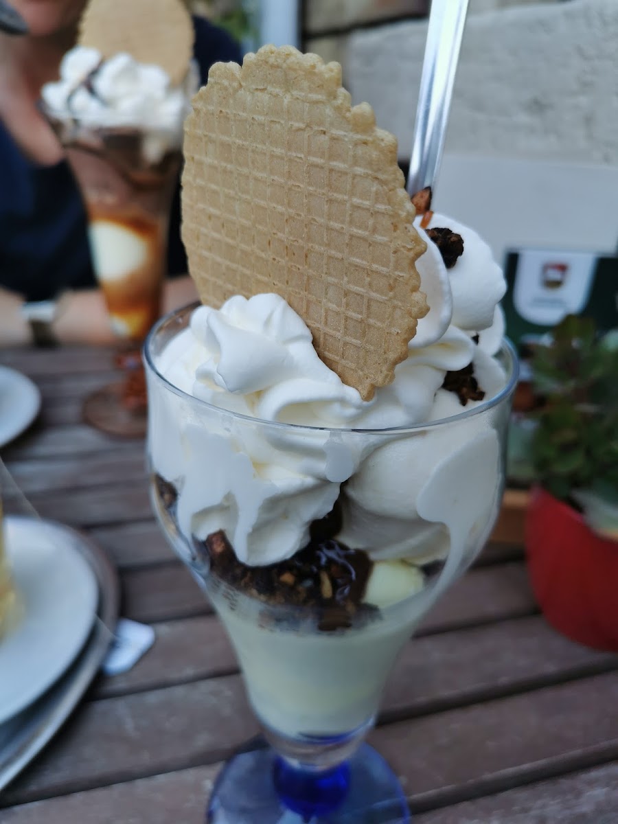 Hanni's Café - Eiscafe Emrich seit 1954 Photo 7