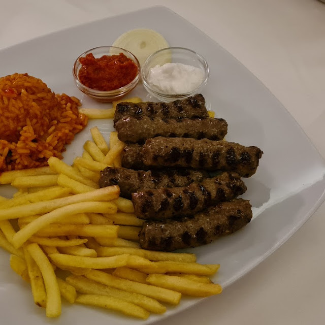 Grillteller Cevapcici Schweinefleisch Spieße Gegrillter Bauchspeck Mit Pommes