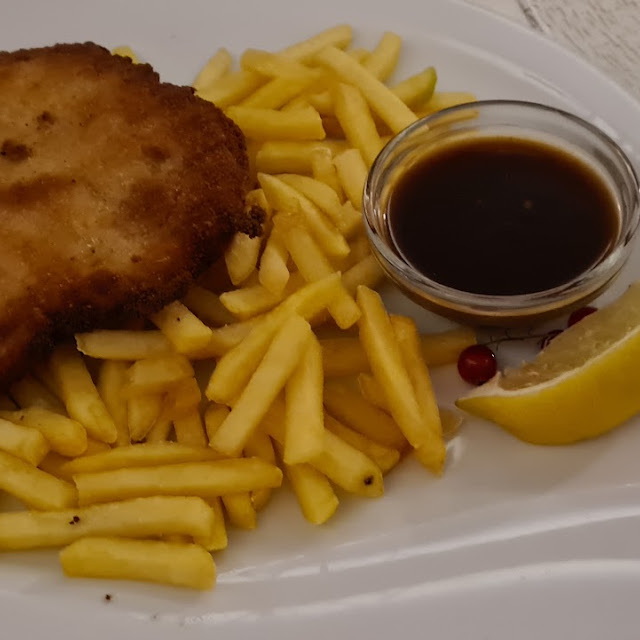 Senioren Schnitzel Mit Pommes