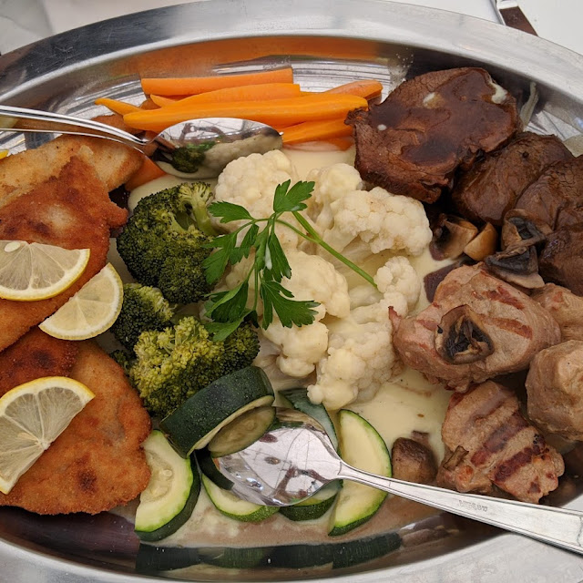 Lende Rund Und Schnitzel Mit Gemüse