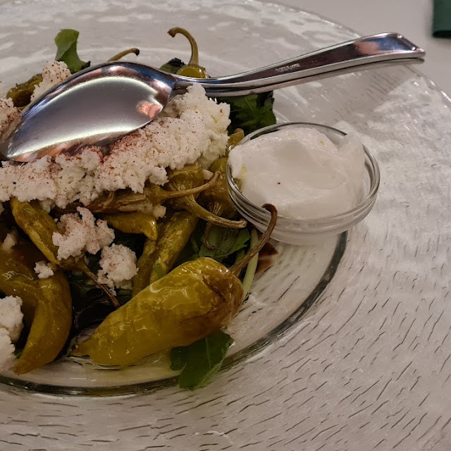 Gegrillte Peperoni Mit Knoblauch Und Geriebenen Schafskäse