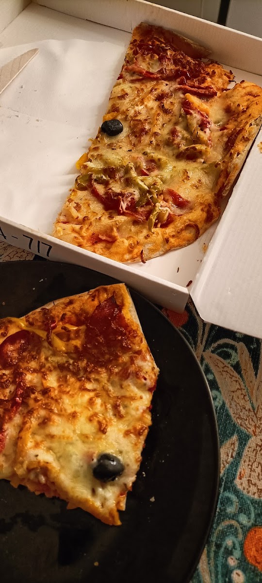 Charli pizz Photo 3