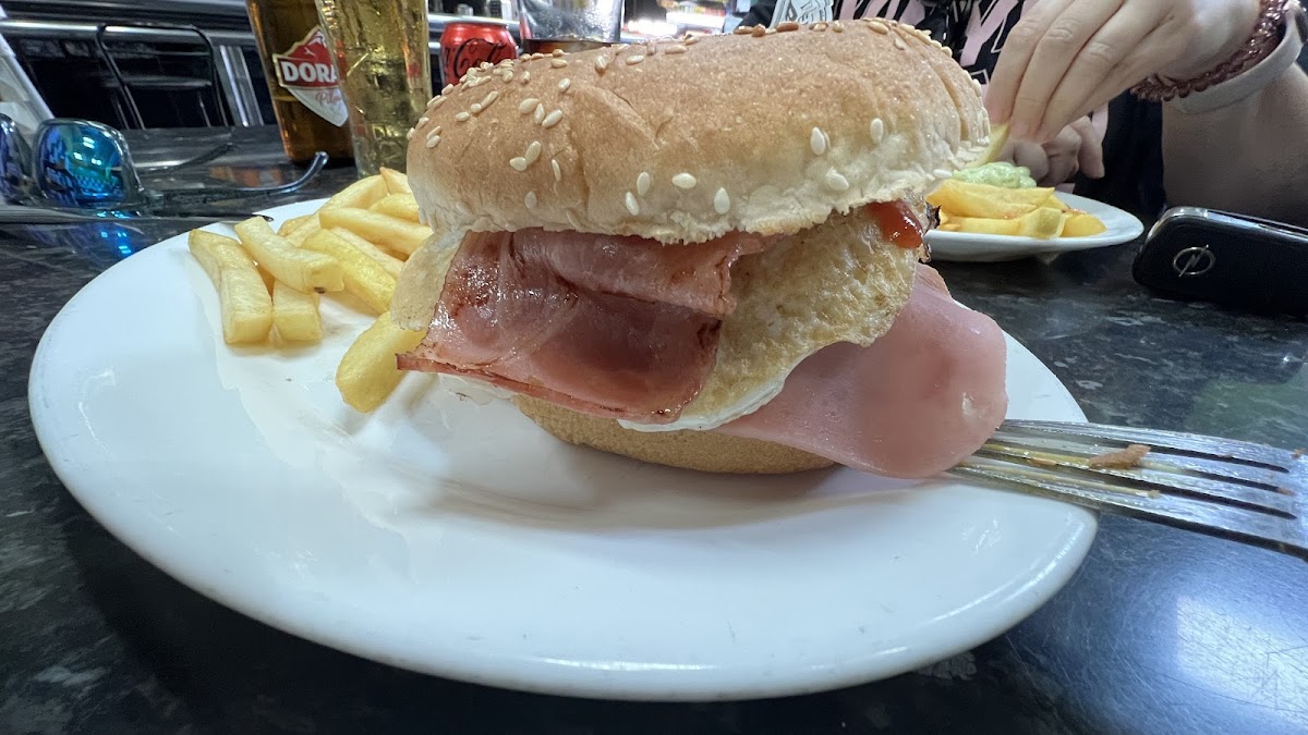 Hamburgueseria El Pilar Photo 5