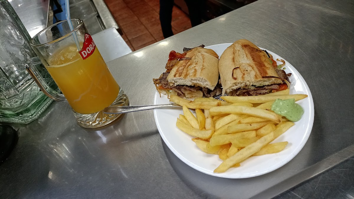 Hamburgueseria El Pilar Photo 8
