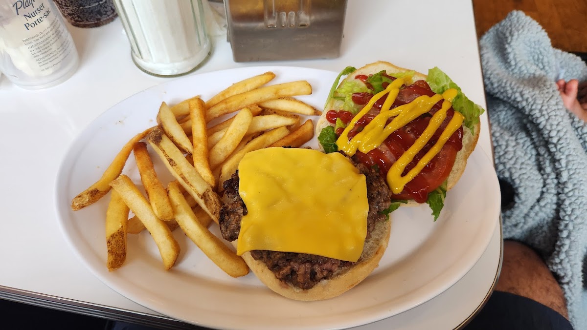 Rayne's Reef Soda Fountain & Grill Photo 8