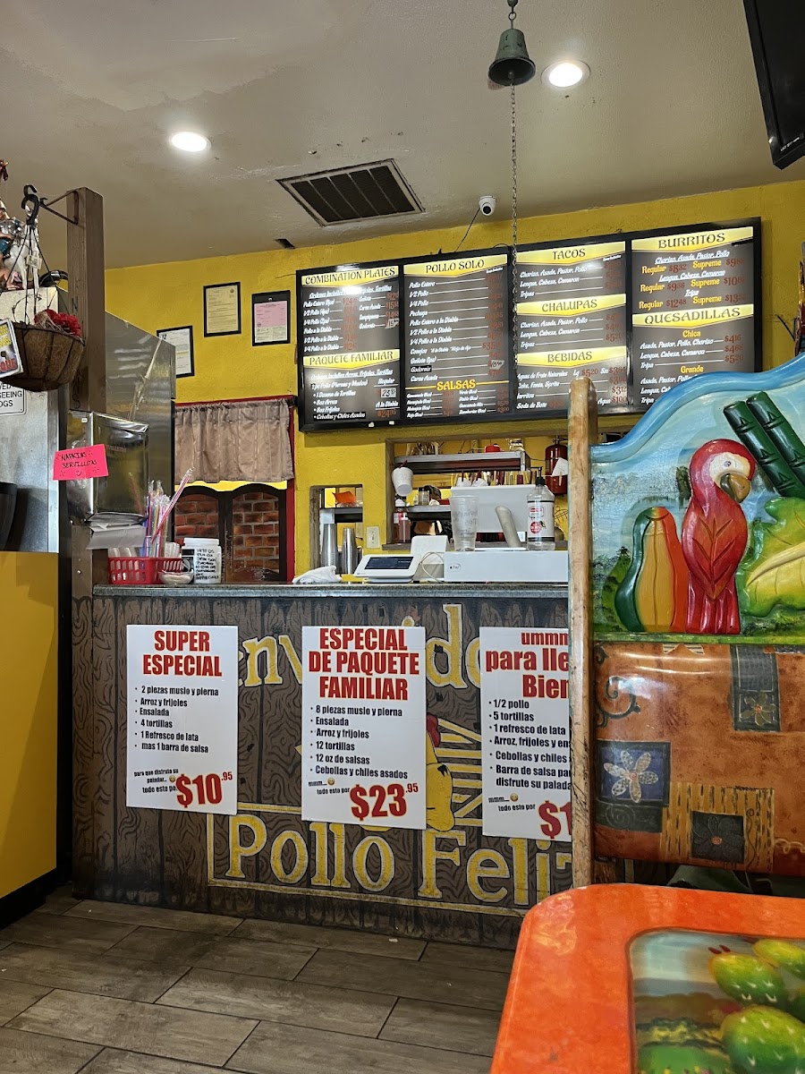 El Pollo Feliz Photo 3