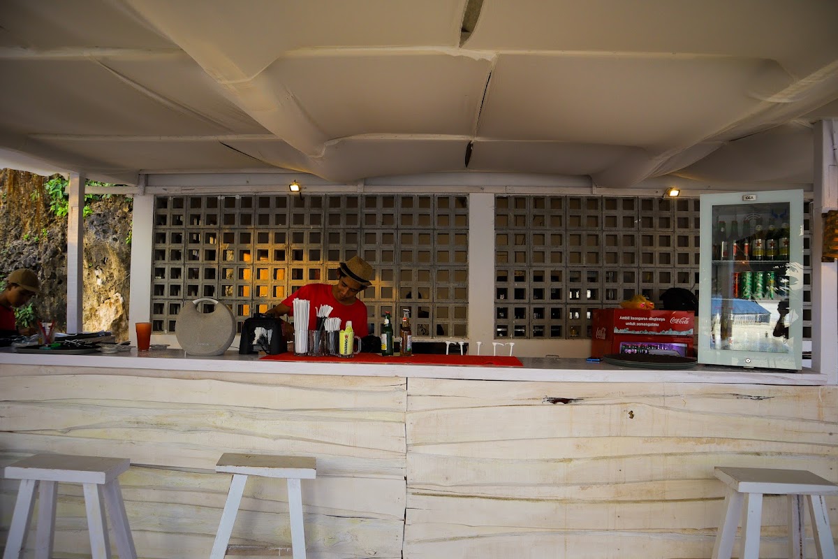 DE ROCKA BEACH BAR