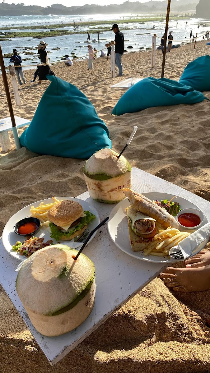 DE ROCKA BEACH BAR Photo 8