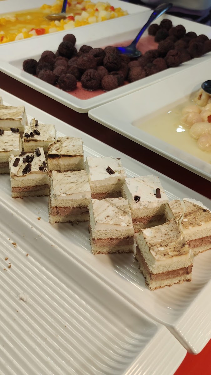 AMZNIA BUFFET Photo 2
