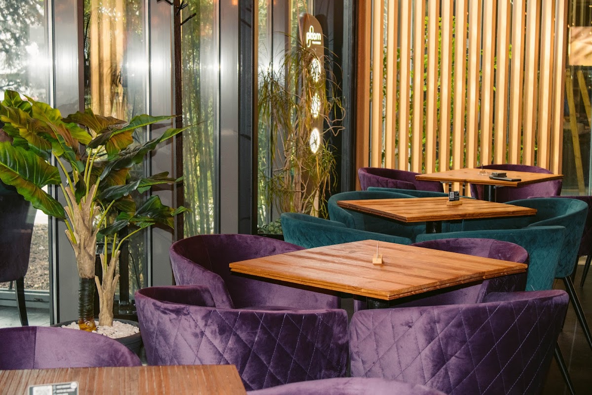 Violet Cafebar & Lounge
