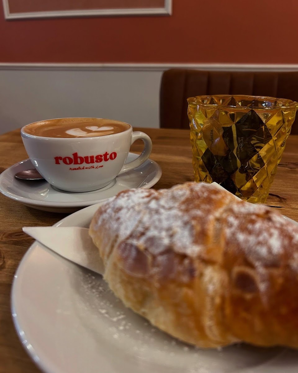 Robusto Coffee Roasters. Your Local Coffee House Photo 8