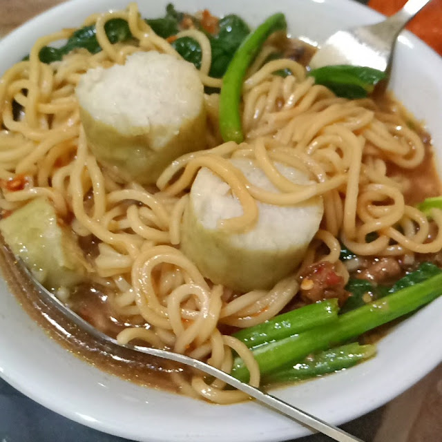 Mie Ayam Plus Lontong