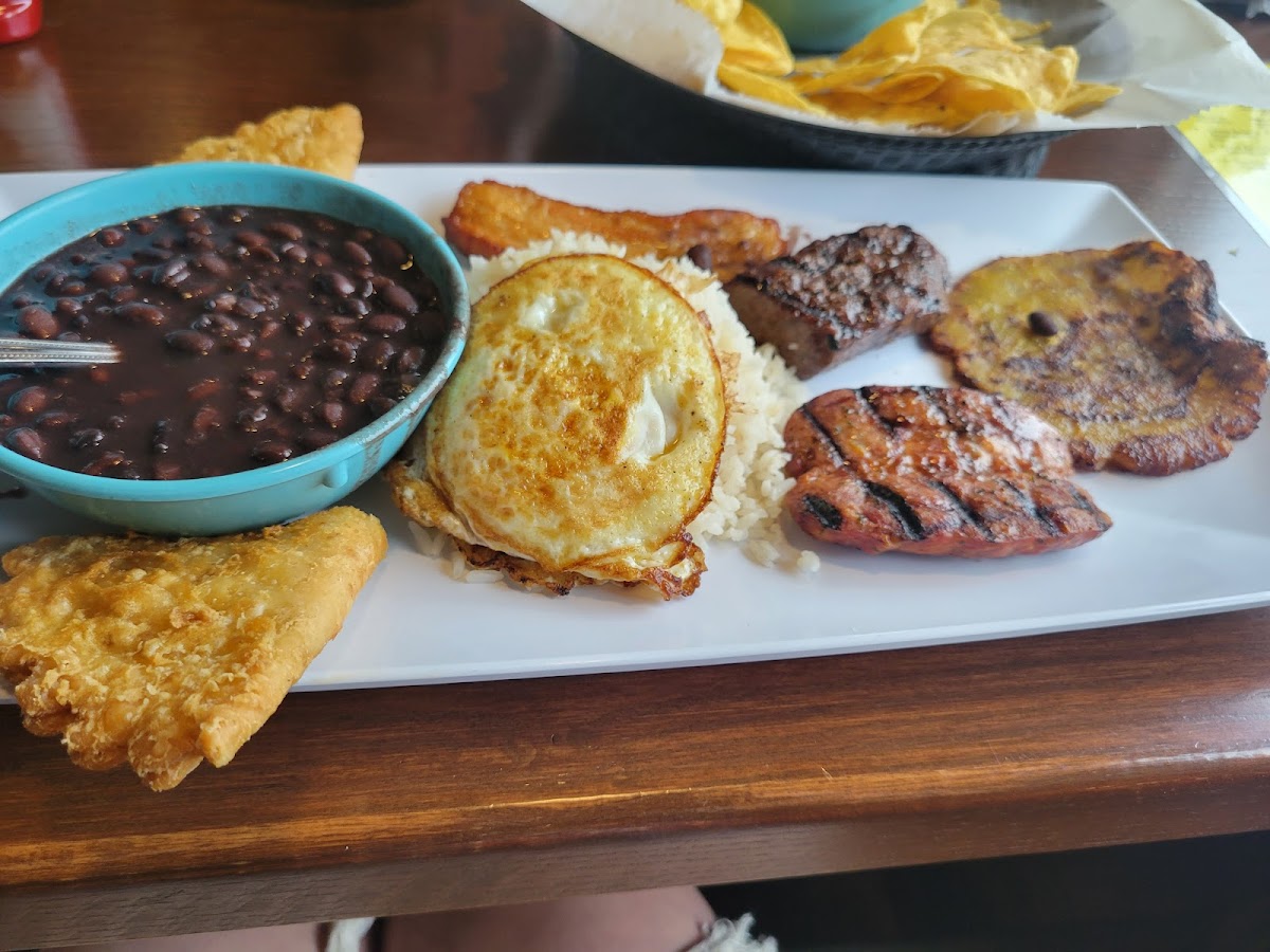 Moncho's Lounge Photo 7