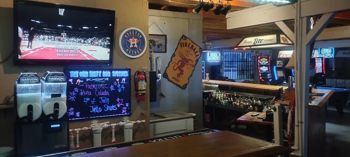 Charlie's Bar and Grill Photo 4