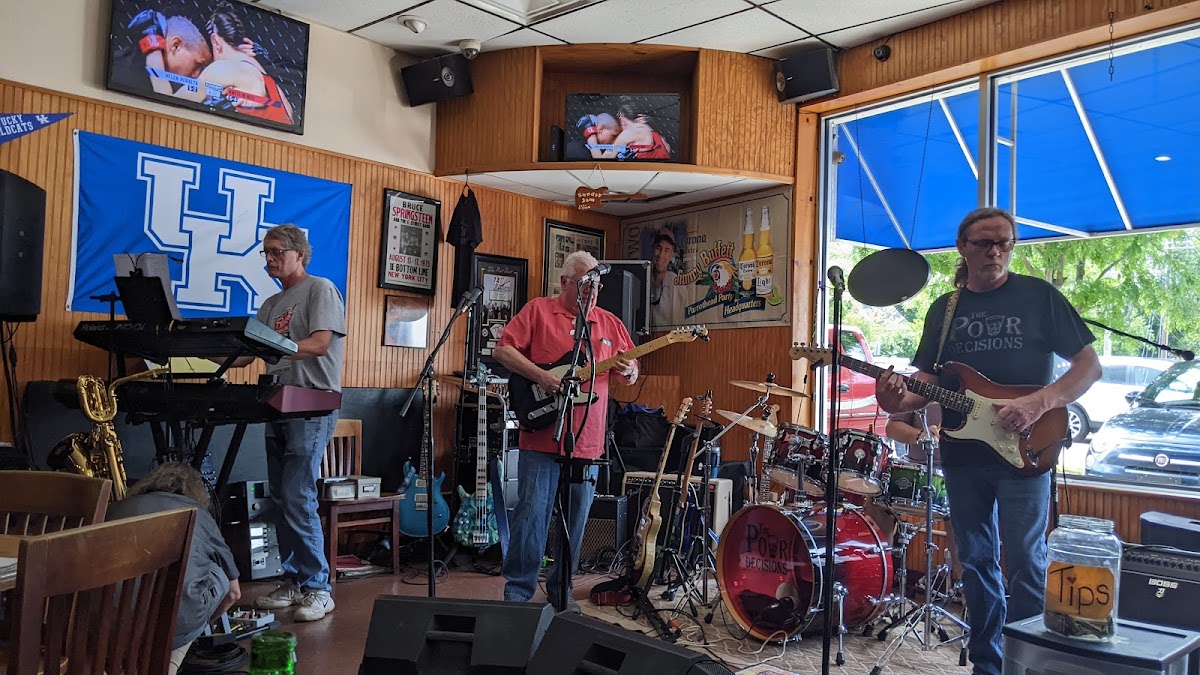 Backstretch Sports Bar & Grill Photo 3