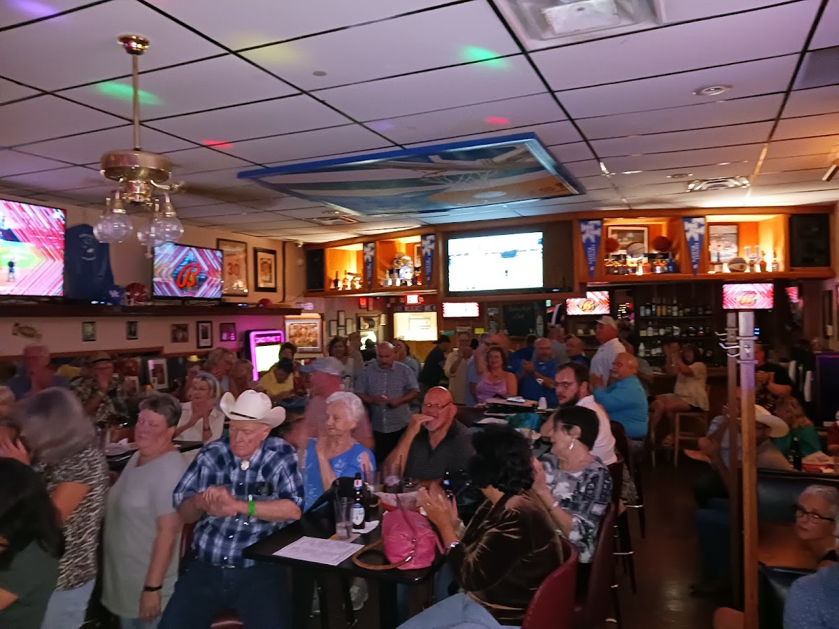 Backstretch Sports Bar & Grill Photo 4