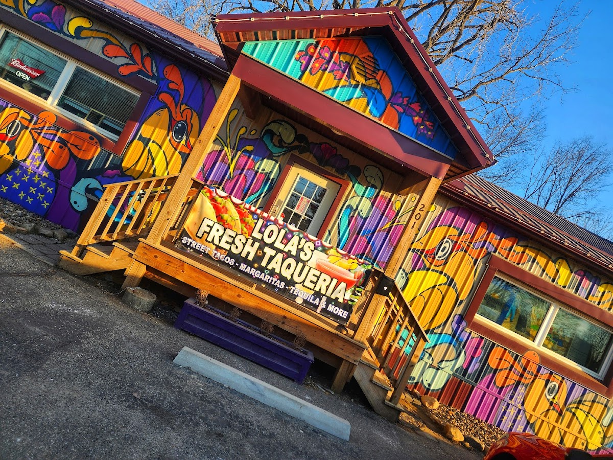Lola's Fresh Taqueria Photo 3