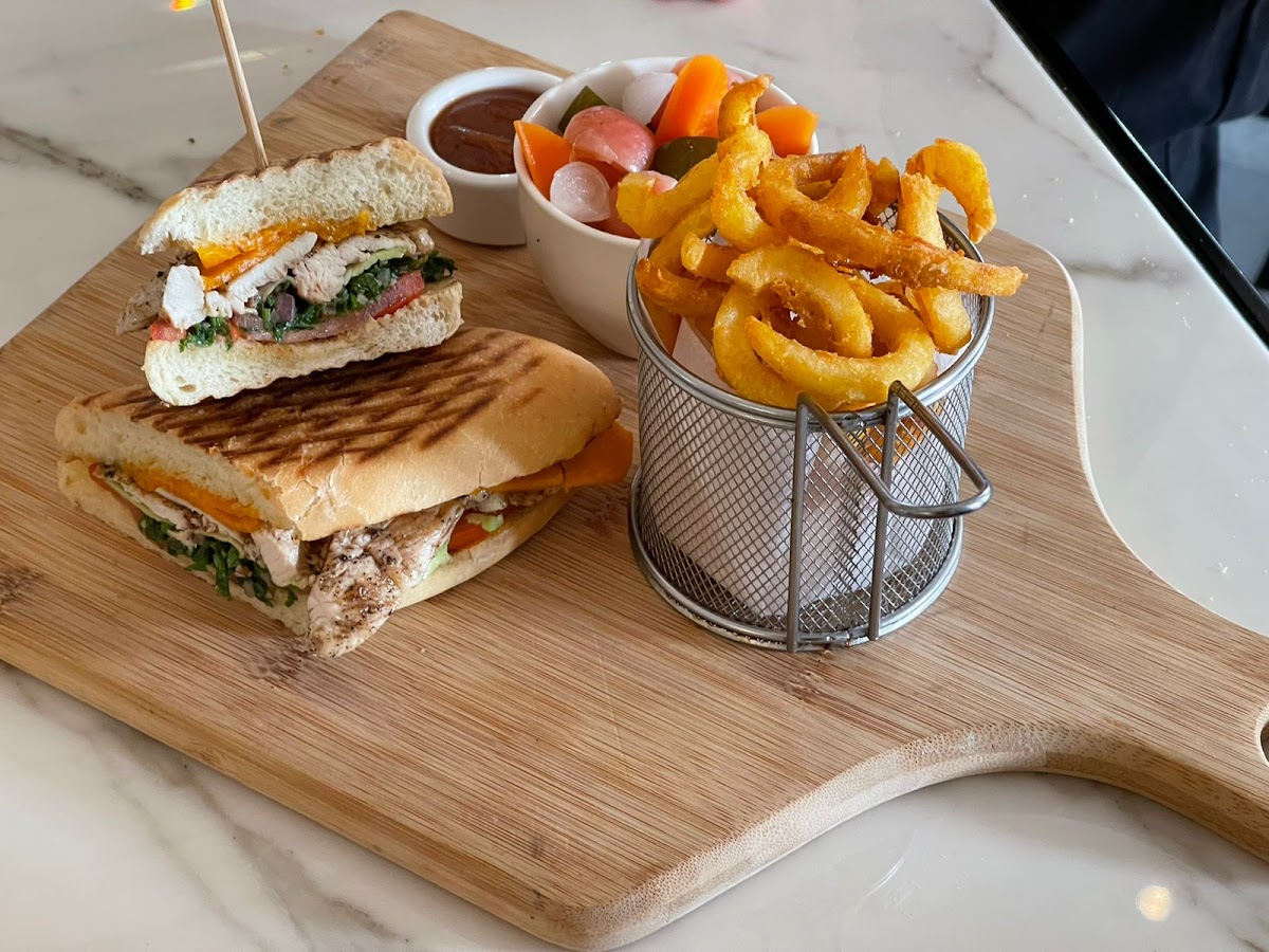 Le Bistro's Restaurant Photo 9