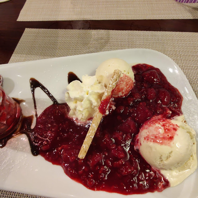 Vanilleeis Mit Heißen Himbeeren