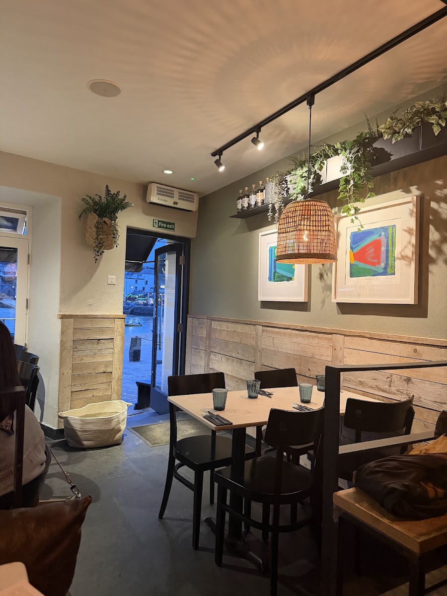 Cintra Seafood Bar Photo 3