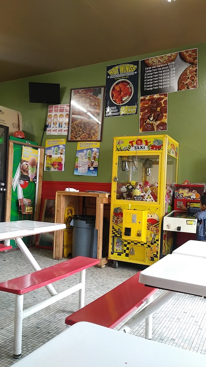 Gino's Italian Pizzeria Photo 2