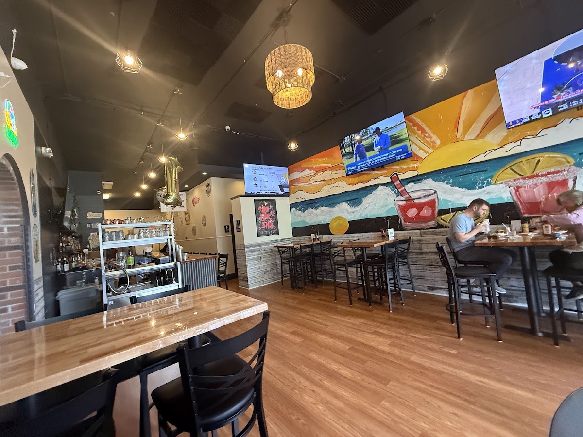 SunnySips Bar&Grill