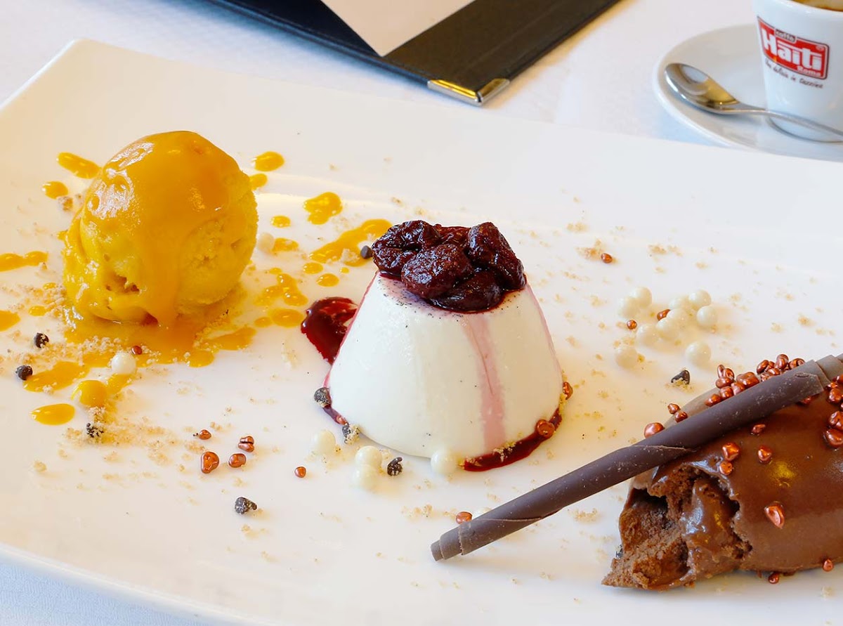 Kouros Restaurant - Der Grieche an der Alster Photo 3