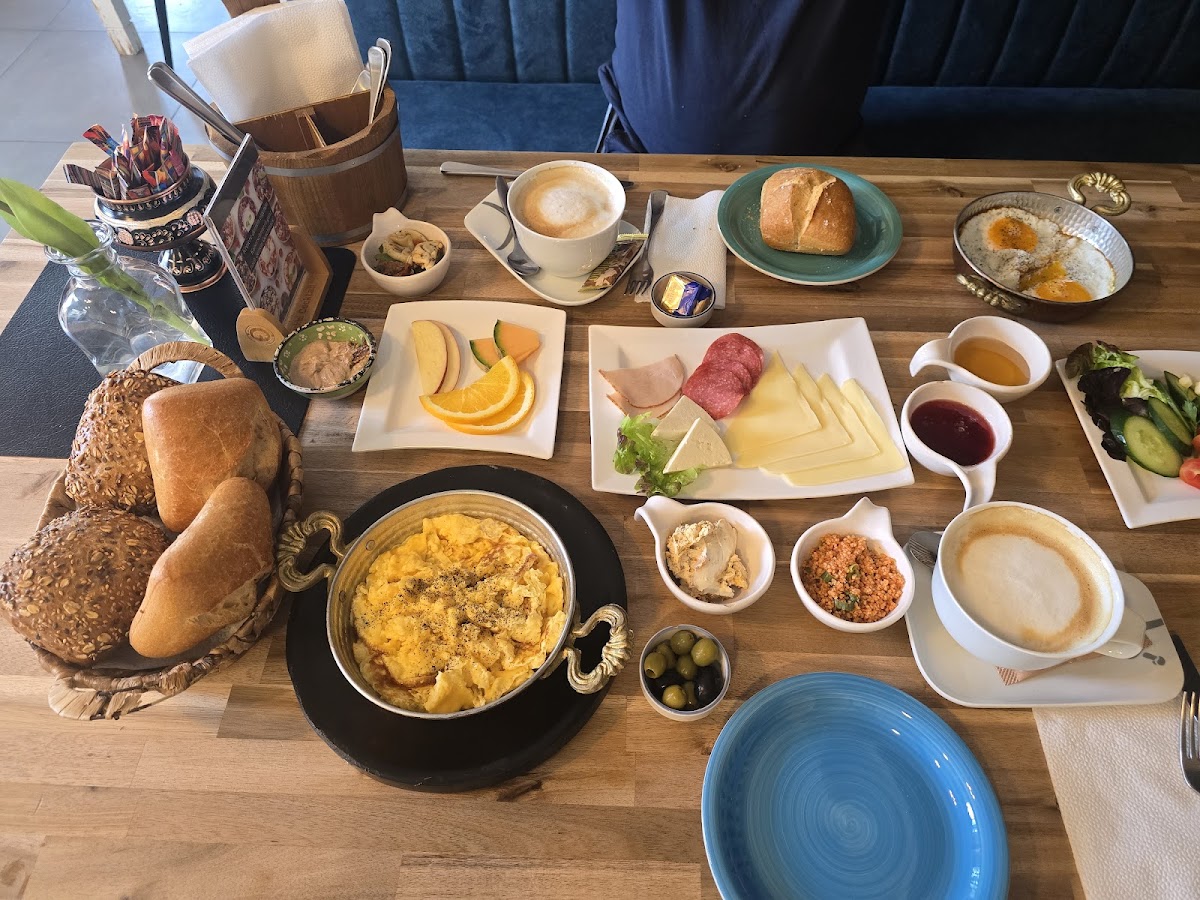 YADE Lunch & More Photo 4