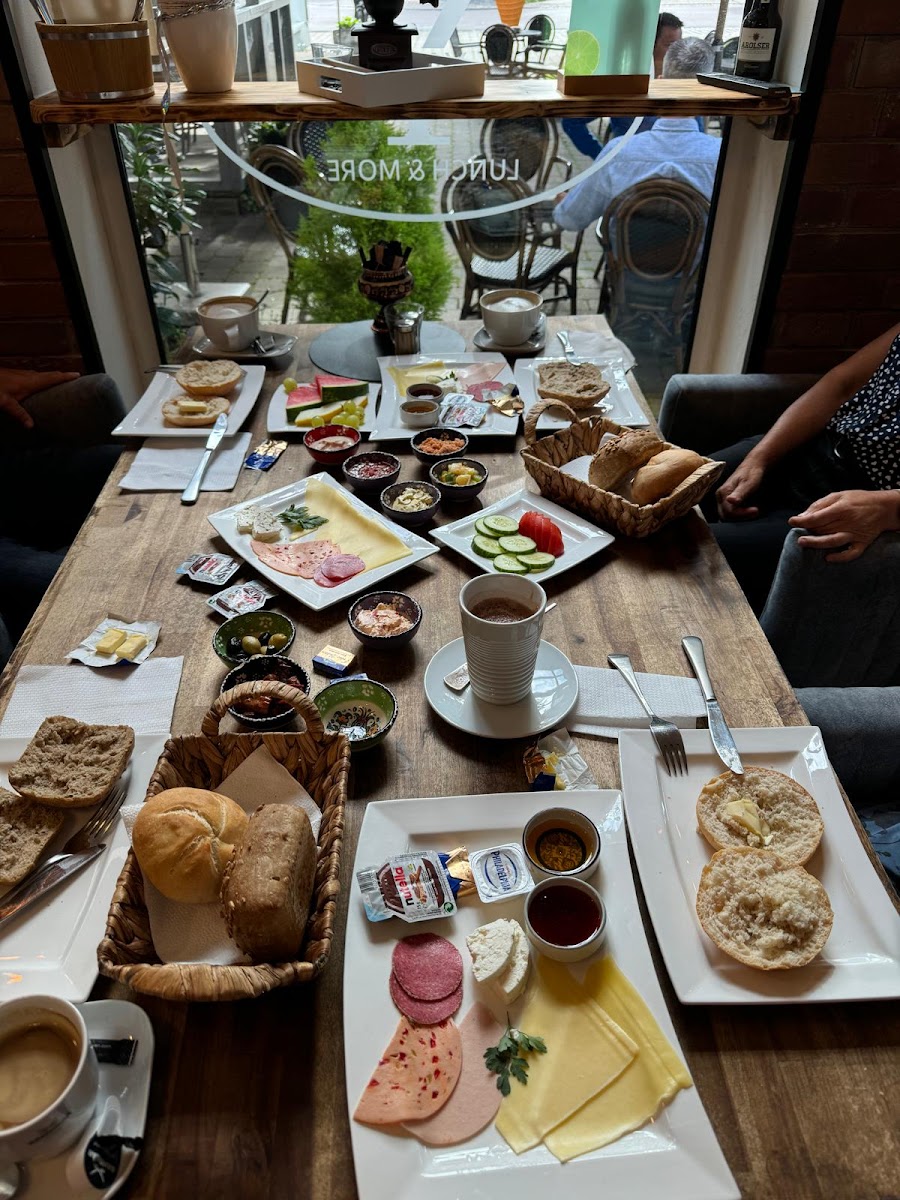 YADE Lunch & More Photo 6