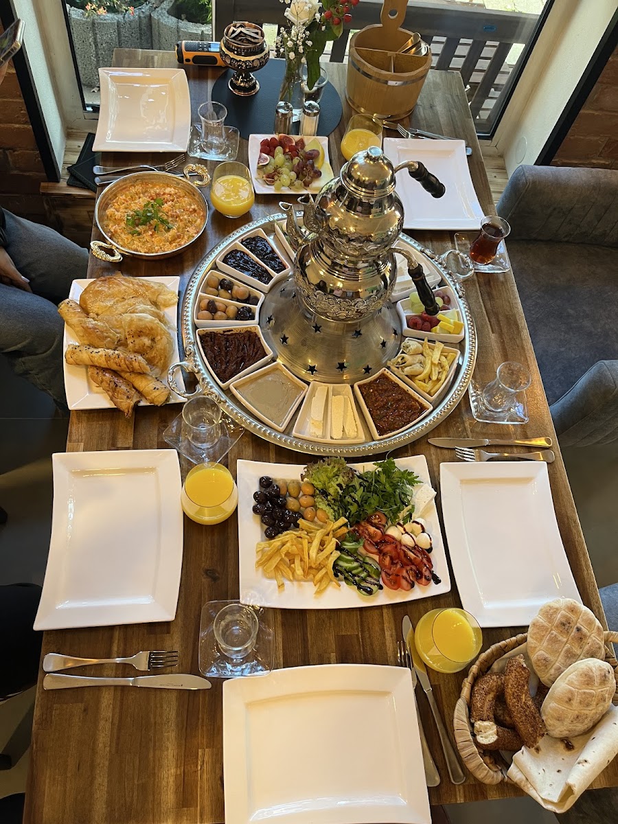 YADE Lunch & More Photo 9