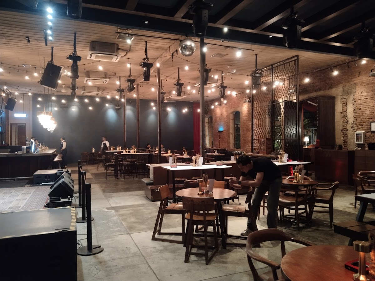 Roots Resto & Lounge Photo 4