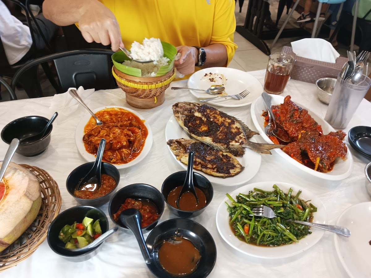 Ratu Gurih Seafood Market & Resto Photo 4