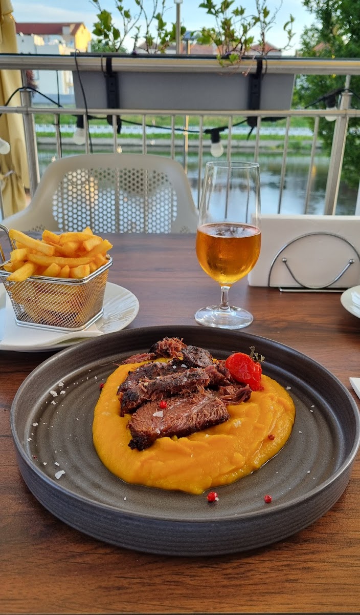Laurus Mediterranean Restaurant Photo 5