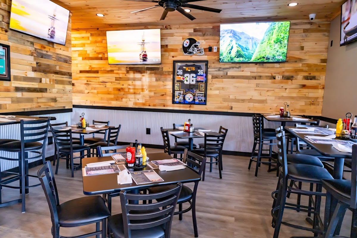 The Rowdy Rooster Bar and Grille Photo 7