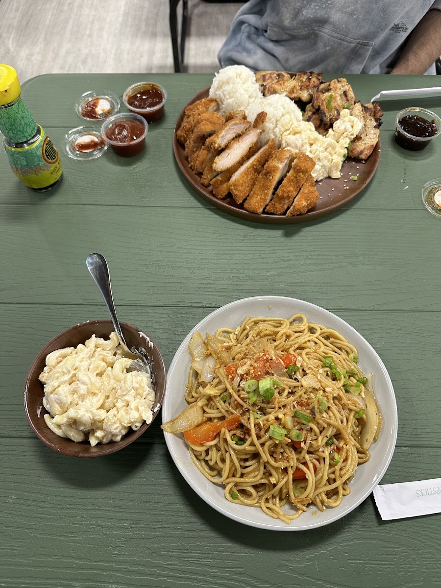 Ono Hawaiian Plates Central Photo 5